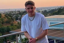 在街头各种送钱送花澳洲网红塌了！靠行善视频赚流量，网友喷了图片