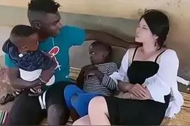 江西女子爱上黑人，嫁到非洲穷困潦倒，后悔坦言：想改嫁中国人图片