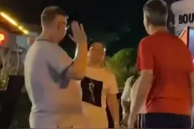 3名老外街头调戏中国女孩，公然挑衅警察，最终惨遭东北小伙围殴图片
