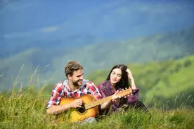 男人和初恋联系是爱吗？一种特殊的怀念图片