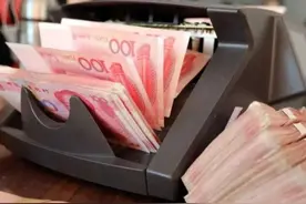 好多人搞错了！去银行存钱，用银行卡还是存折好？看完长知识！图片