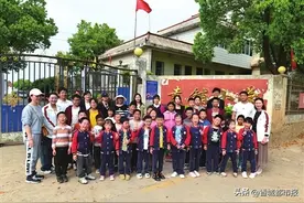 咸宁市交通实验幼儿园开展义卖报纸社会实践活动图片