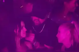 小李子狂撩37岁俄罗斯超模，聚会到凌晨离开，女方曾迷倒C罗侃爷图片