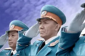 李云龙丁伟孔捷，对彼此军衔互不服气，为何却都服气赵刚的军衔？图片