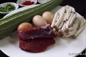 夏天多吃丝瓜，配1块牛肉，教你广东正宗的生滚汤做法，汤鲜肉嫩图片