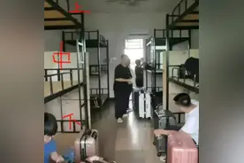 广西一高校寝室火了，三层床铺让学生难以选择，下铺如同睡在地上图片