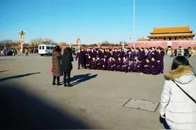 北京天安门广场上照相的铁路同行们图片