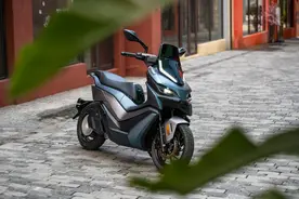 新电摩，新时代，中置电机充一次跑240公里，燃油踏板车压力很大图片