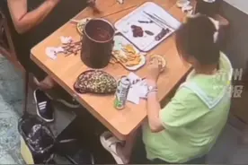 大连一女子疑吃霸王餐，伸手裙底拔毛制造假象，当地警方介入调查图片