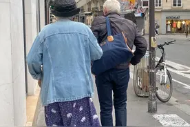 被“巴黎老太太”圈粉了：染头发，穿花裙配丝袜，美得高级有腔调图片