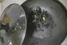 女子熬中药忘关火，炼出一炉“仙丹”图片