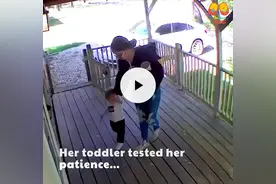 小女孩随地小便图片