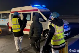 乌鲁木齐国际机场紧急转运阿克苏受伤男童抵乌救治图片