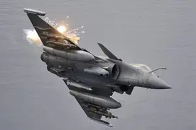 外国人大开眼界！中国歼-10C在马来西亚升空，与外国战机展开较量图片