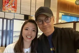 苗侨伟定居加拿大被偶遇，带妻子和朋友吃大餐，身材健壮不似64岁图片