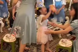 “姑姑坐坏蛋糕被痛骂”后续曝光，我看到中国式家庭最窒息的一幕图片