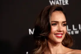 杰西卡·阿尔芭近照曝光，好莱坞健美天花板，43岁再现美人鱼身材图片