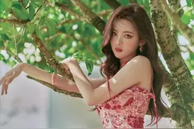 杨超越又把“碎花吊带裙”带火了，单穿时髦吸睛，配开衫更优雅图片