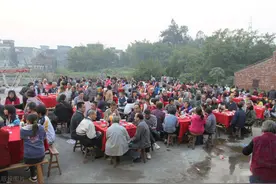 丈母娘70岁生日，女婿请人唱花鼓戏，4小时花了7000多，值不值？图片