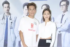 马国明与前女友胡定欣捐血献爱心！紧靠合影关系好，分手仍是朋友图片