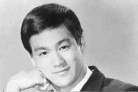 李小龙的日本弟子，为他终身守墓，96岁依然坚持每周扫一次墓图片