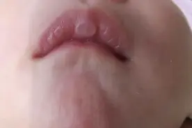 新生儿嘴上有白泡是怎么回事图片