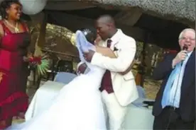 1996年，清华才女不顾阻拦远嫁非洲，25年后昔日同学差点认不出图片