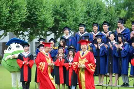 毕业啦！一起来看，同框拍照的都有谁？图片