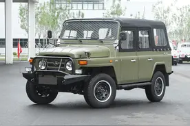 BJ212新款车型亮相，软顶、三角门，换装前后杠，搭载2.0L动力图片