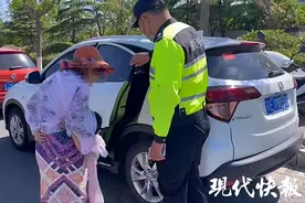 粗心！送大宝进考场，竟把二宝锁车里图片