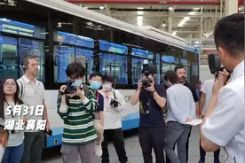 外国友人体验“襄阳造”防弹车：满满的安全感！图片