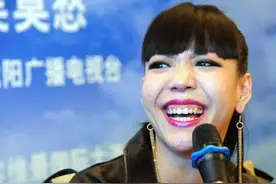 “跌落神坛”吴莫愁：狠赚1.3亿4人帮她穿鞋，如今却沦为资本弃儿图片