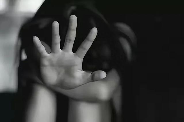 21岁男子洗浴强奸42岁阿姨,期间小伙昏迷,阿姨痛哭我才是受害者