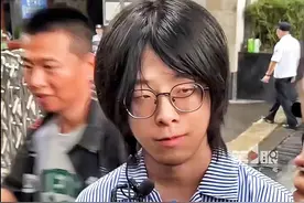 高考7大名场面：监考员走错考点，海南卷重大失误，女警排队击掌图片