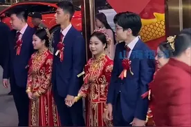 超级婚礼！福建3胞胎姐妹同天出嫁，同穿喜服邻居都难分清：女方家就办一场，随份子只随一份图片