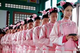 古代宫女睡觉有严格规定，侧卧并且双手摆放正确，不然就被鞭打图片