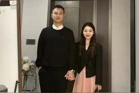 这才是普通夫妻的穿搭示范，180老公遇上158老婆，打扮大方又耐看图片
