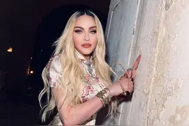 麦当娜过64岁生日扮少女！穿印花裹身裙，脸又嫩又精致不像老太太图片