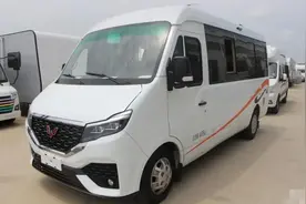 五菱牌房车来了，长5995mm搭载88L车载冰箱，有上下铺，价格不贵图片