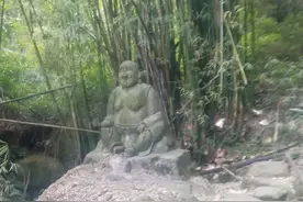 重庆北碚歇马街道深山里发现弥勒佛雕像，没有向导还真难找到图片