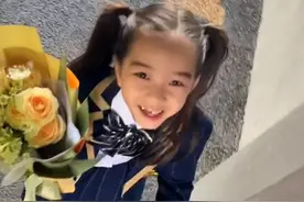 温兆伦到学校看女儿表演，6岁爱女外貌被批，他大方回应显高情商图片