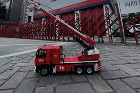 消防云梯车紧急展开！原来是图片