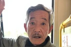 77岁“妹爷”近照曝光：骑电动车买米，穿着普通，是国家一级演员图片