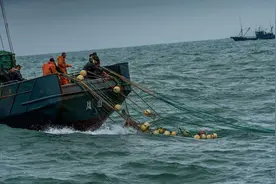 又立大功，中国渔民捞起一“黑色可疑装置”，上交给国家后获重奖图片