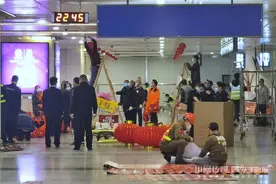 双流机场国际到达厅挂起灯笼 首个入境航班预计10时30分落地图片