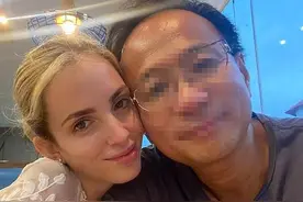 五旬亚裔富翁，四婚娶小30岁网恋嫩妻，称找到了真爱图片