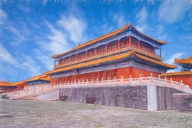 河北百姓集资过百万兴建纪念馆毛主席金色铜像安放馆内供人瞻仰图片