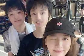 马景涛前妻素颜娇嫩似少女，13岁儿子六块腹肌太惊人，高颜值似爸图片