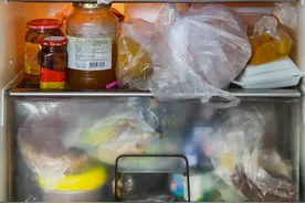 装菜的塑料袋放冰箱，等于慢性自杀？使用塑料制品，有3点得注意图片