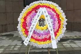 中国出殡的花圈，在国外的路子有点野…图片